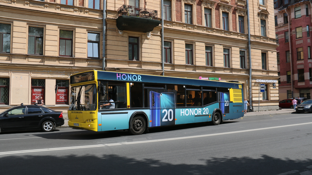 TMG Honor20 наружная реклама на транспорте Санкт-Петербург