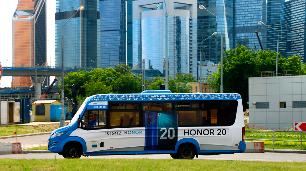 TMG Honor20 наружная реклама на транспорте Москва