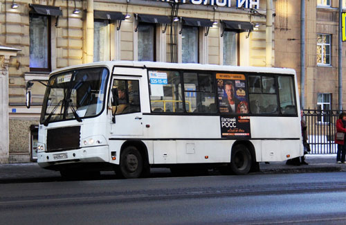 Рекламный постер на борте и стекле автобуса