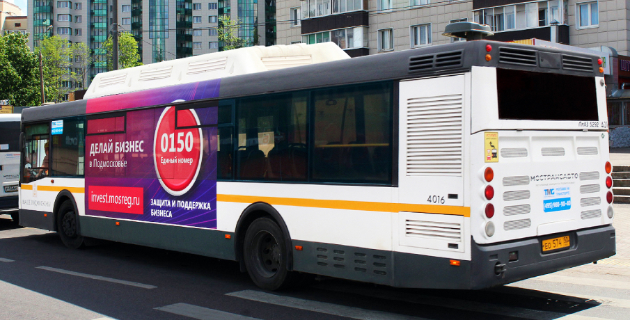 Реклама на левом борту автобуса с заходом на окна