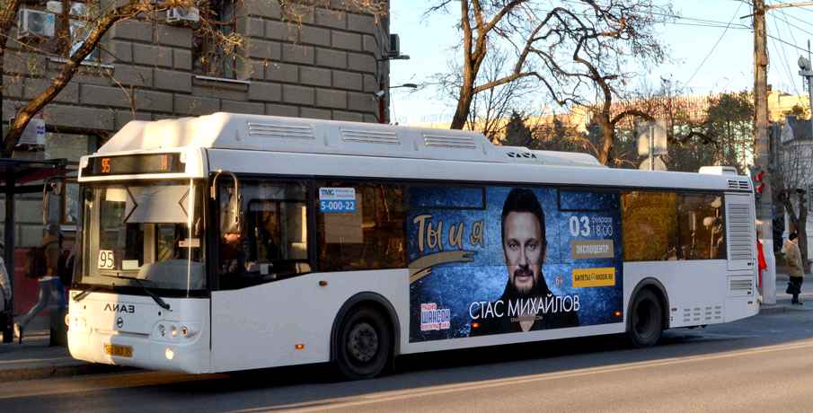 Красочный рекламный постер на борту автобуса